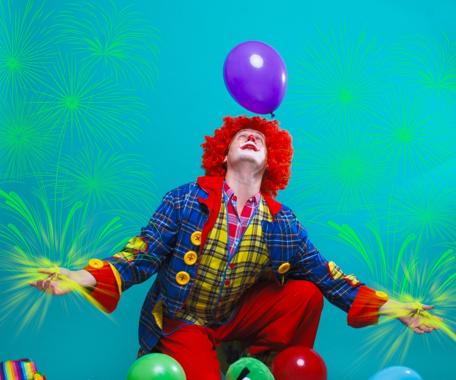 Клоун на утреннике. Клоун. Клоун с шариками. Веселые клоуны в цирке.